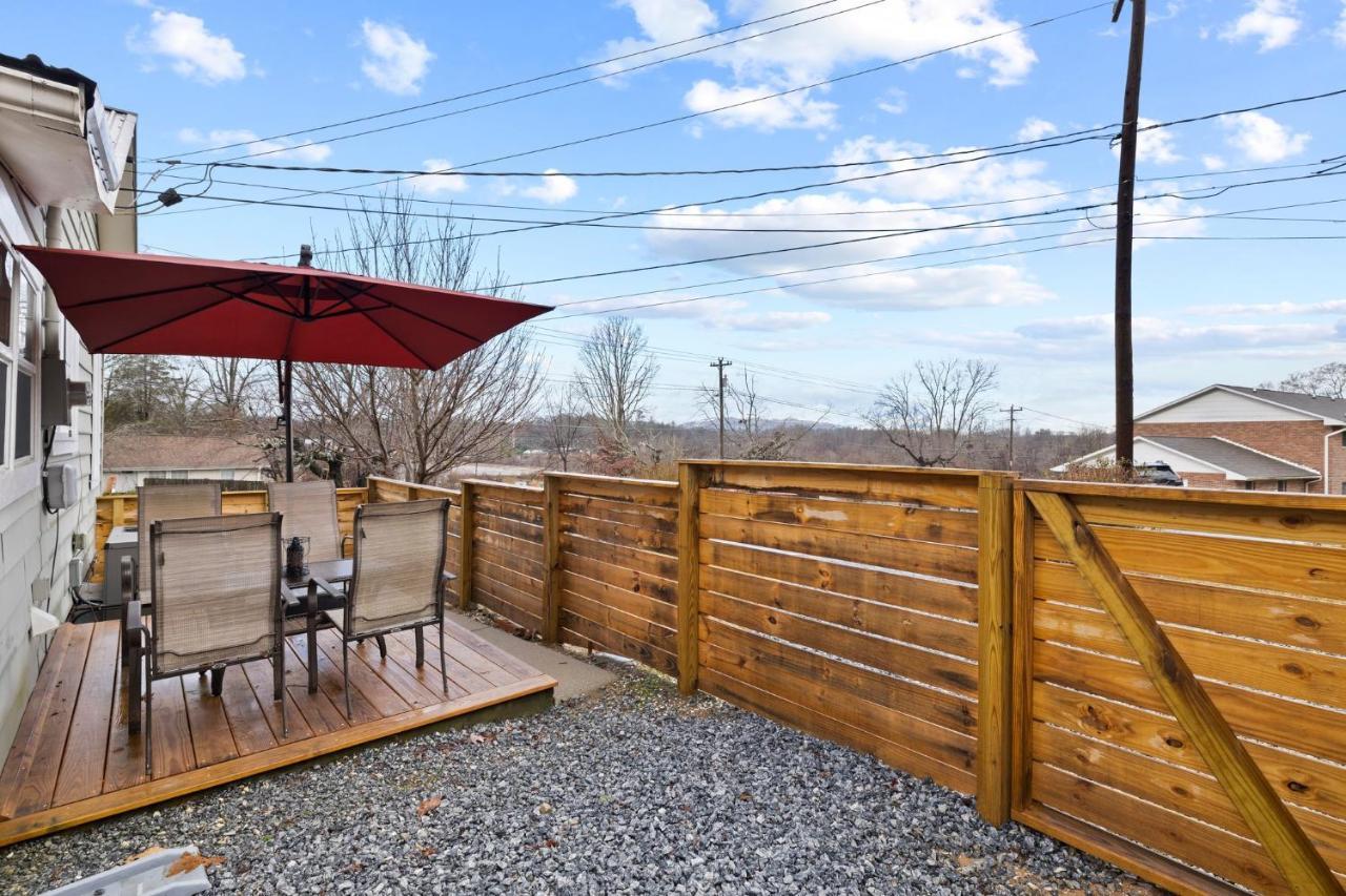 The Twisted Maple - Dogs Stay Free! Hendersonville Exterior photo